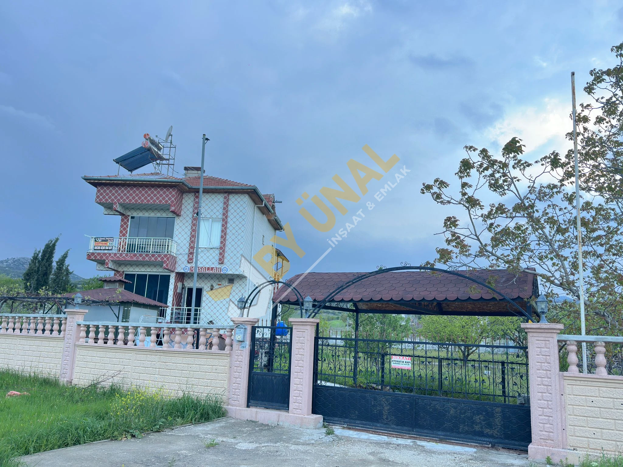 BYÜNAL'DAN_DAĞBELİ'DE_YOLA SIFIR_1255M2 ARSA İÇİNDE_TRİPLEKS EV