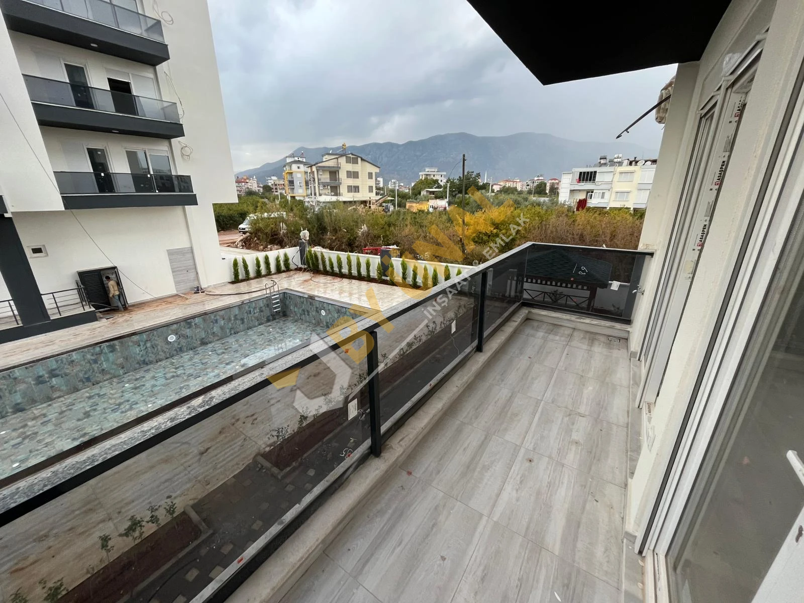 BY ÜNAL'DAN DÖŞEMEALTI YENİKÖY’DE 1+1 SATILIK HAVUZLU ASANSÖRLÜ DAİRE
