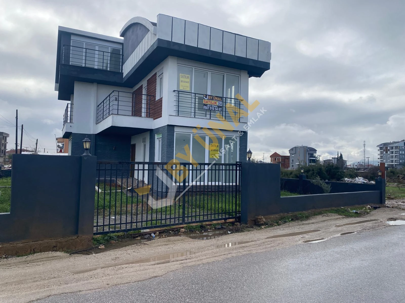 BY ÜNAL'DAN YENİKÖY'DE KÖŞEBAŞI SATILIK KELEPİR TRİPLEKS VİLLA