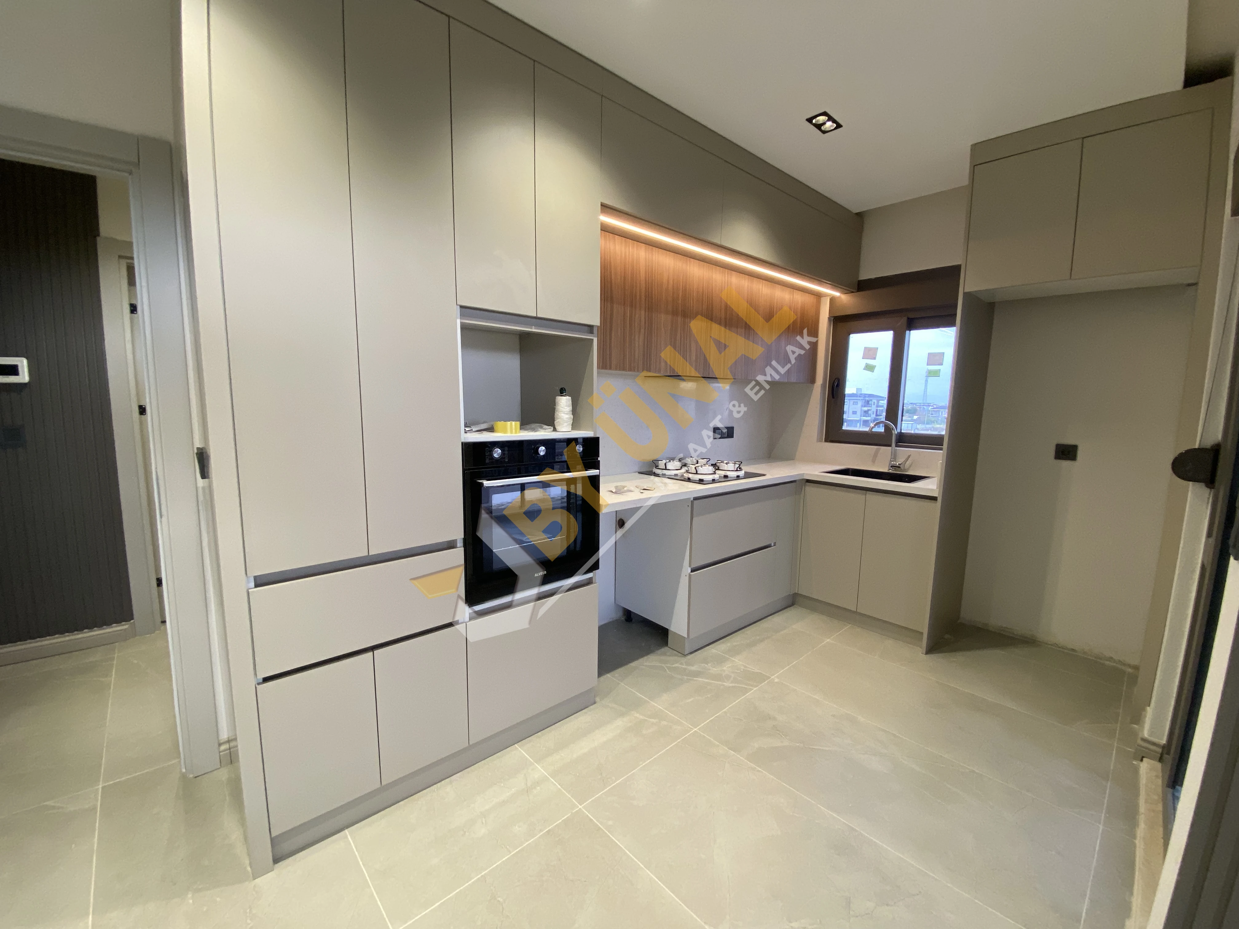 BY ÜNAL’DAN YENİKÖY’DE KİRALIK KATTA SIFIR 2+1 DAİRE