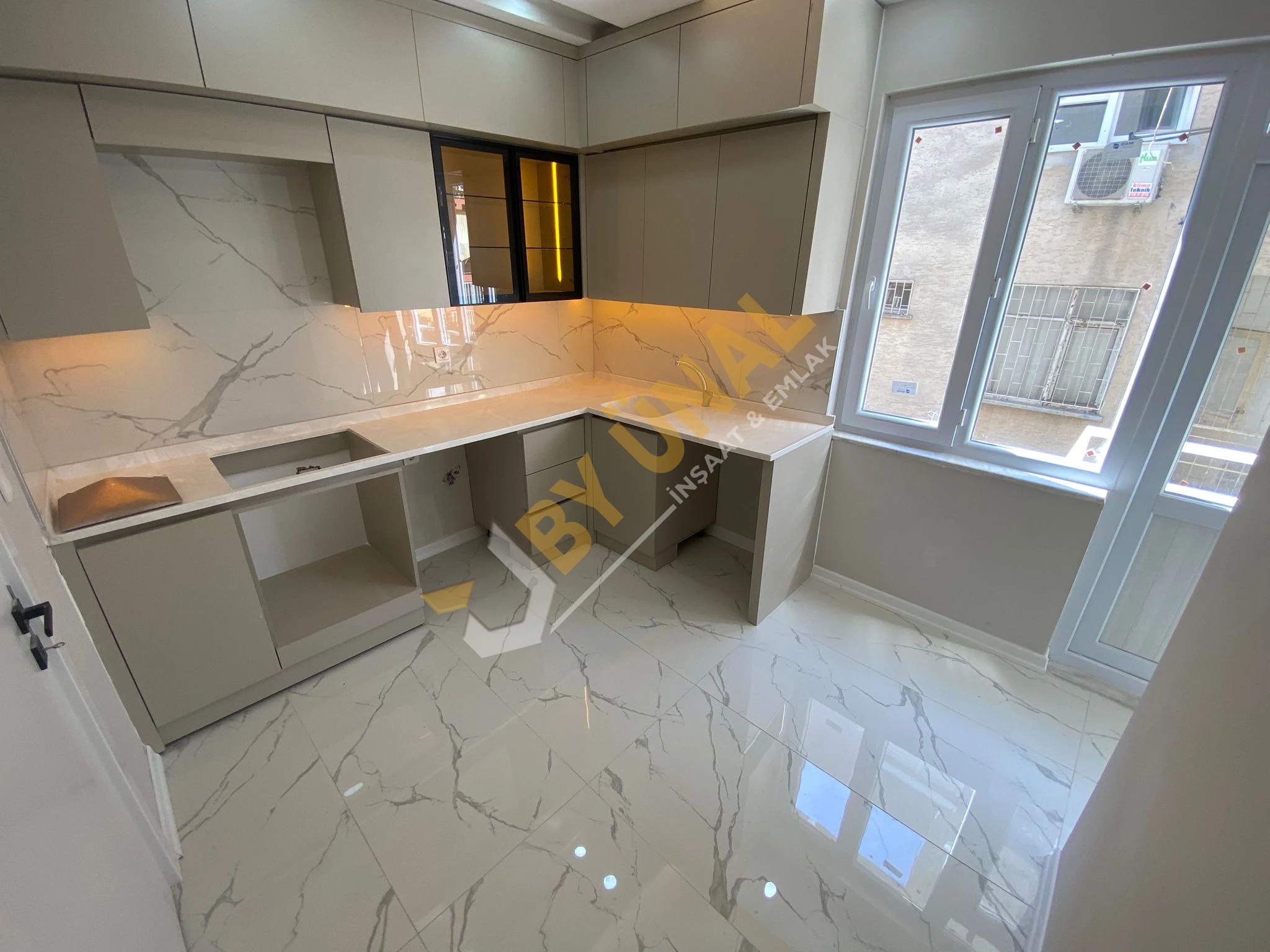 BY ÜNAL'DAN_CUMHURİYET'DE ÇARŞAMBA PAZARI VE TRAMVAYA ADIM MESAFESİNDE_3+1 FULL YAPILI DAİRE